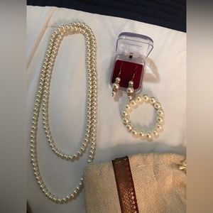Pearl jewelry set (necklace, bracelet and earrings)